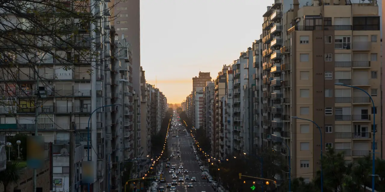 Mar del Plata, Argentina: avenida con tráfico al atardecer entre edificios