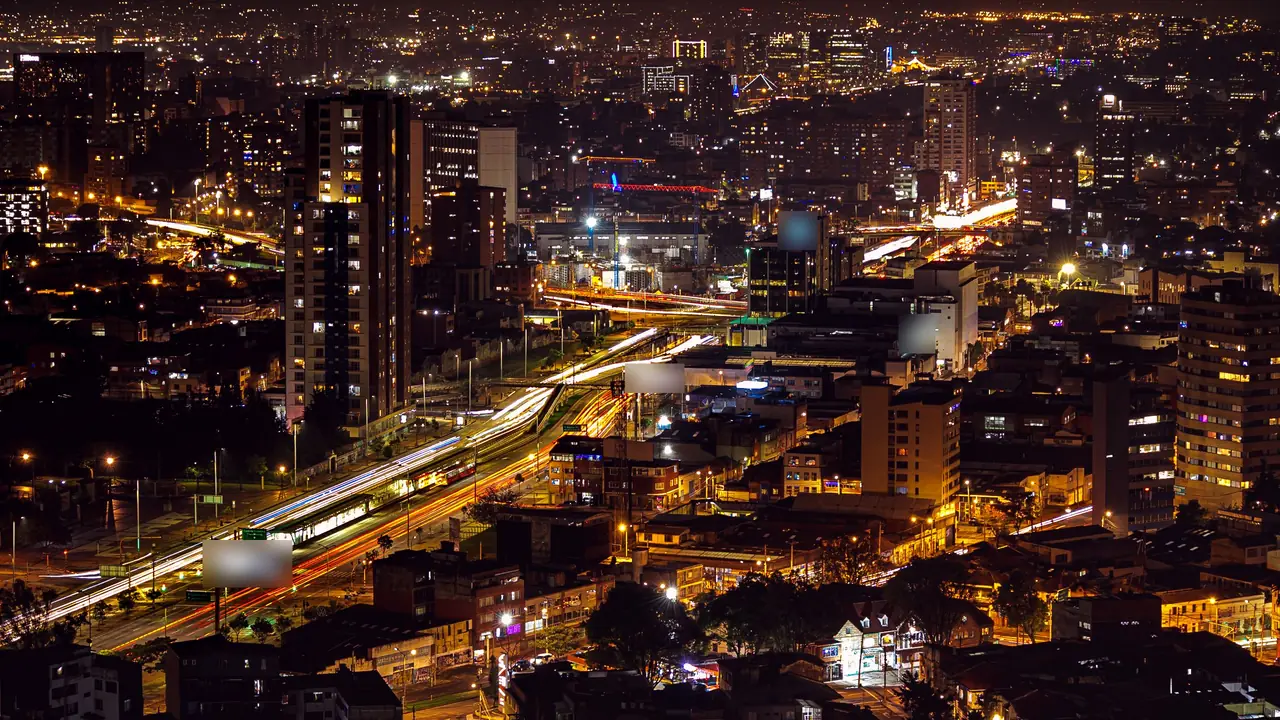 Bogotá, Colombia de noche: estelas de tráfico en una avenida principal