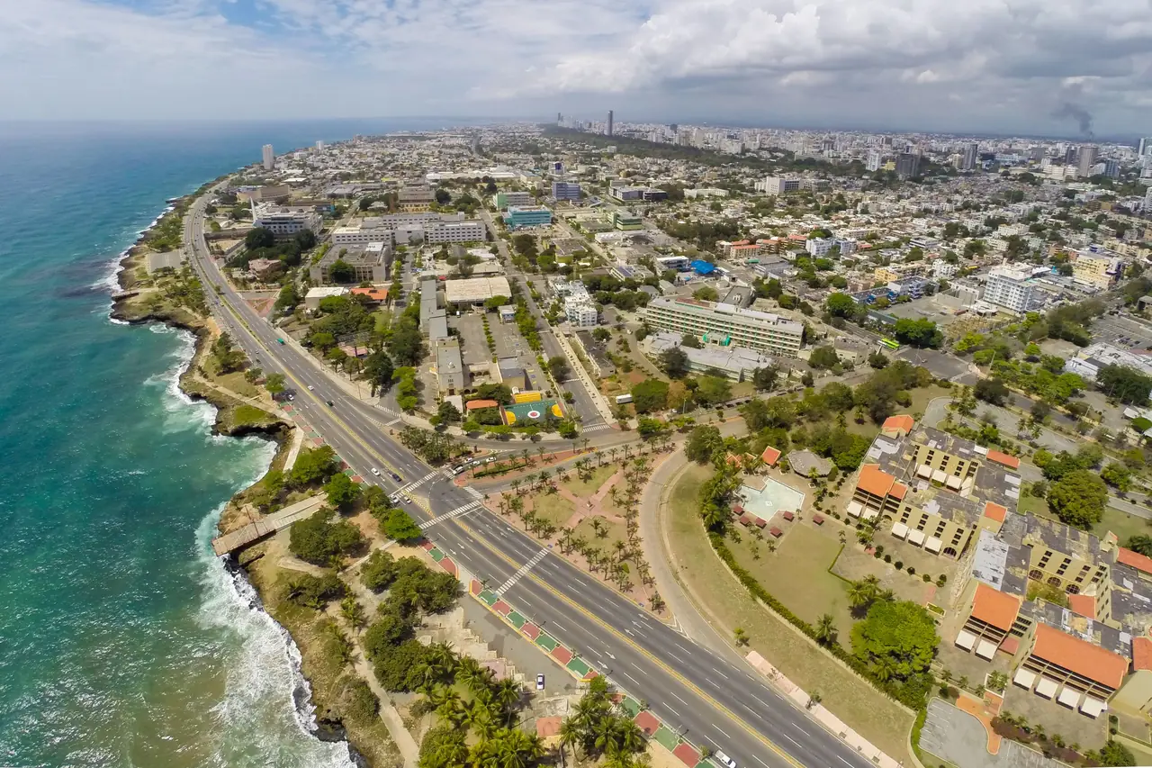 Santo Domingo, República Dominicana: la avenida costera del Malecón vista desde el aire