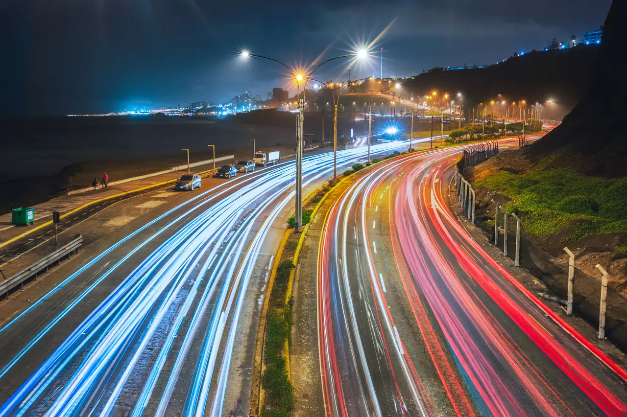 Lima, Perú de noche: estelas de tráfico en la vía costera de la Costa Verde
