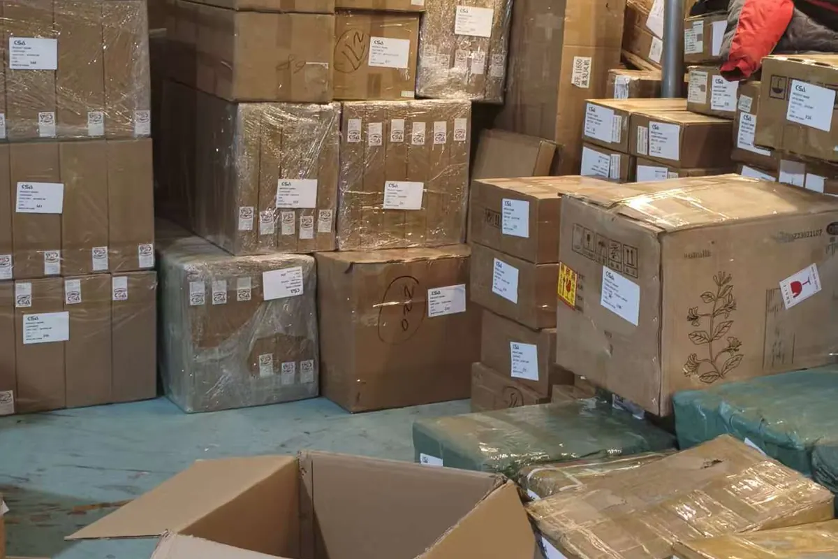 Cajas de exportación de Brace, etiquetadas y embaladas, en el almacén de Guangzhou