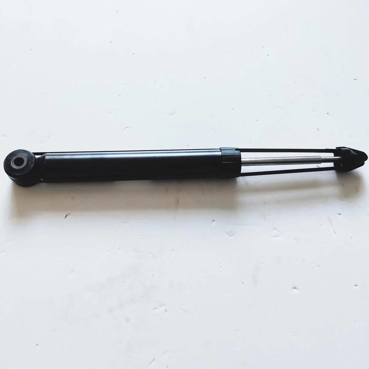 30000187 Amortiguador trasero para MG6 / 550