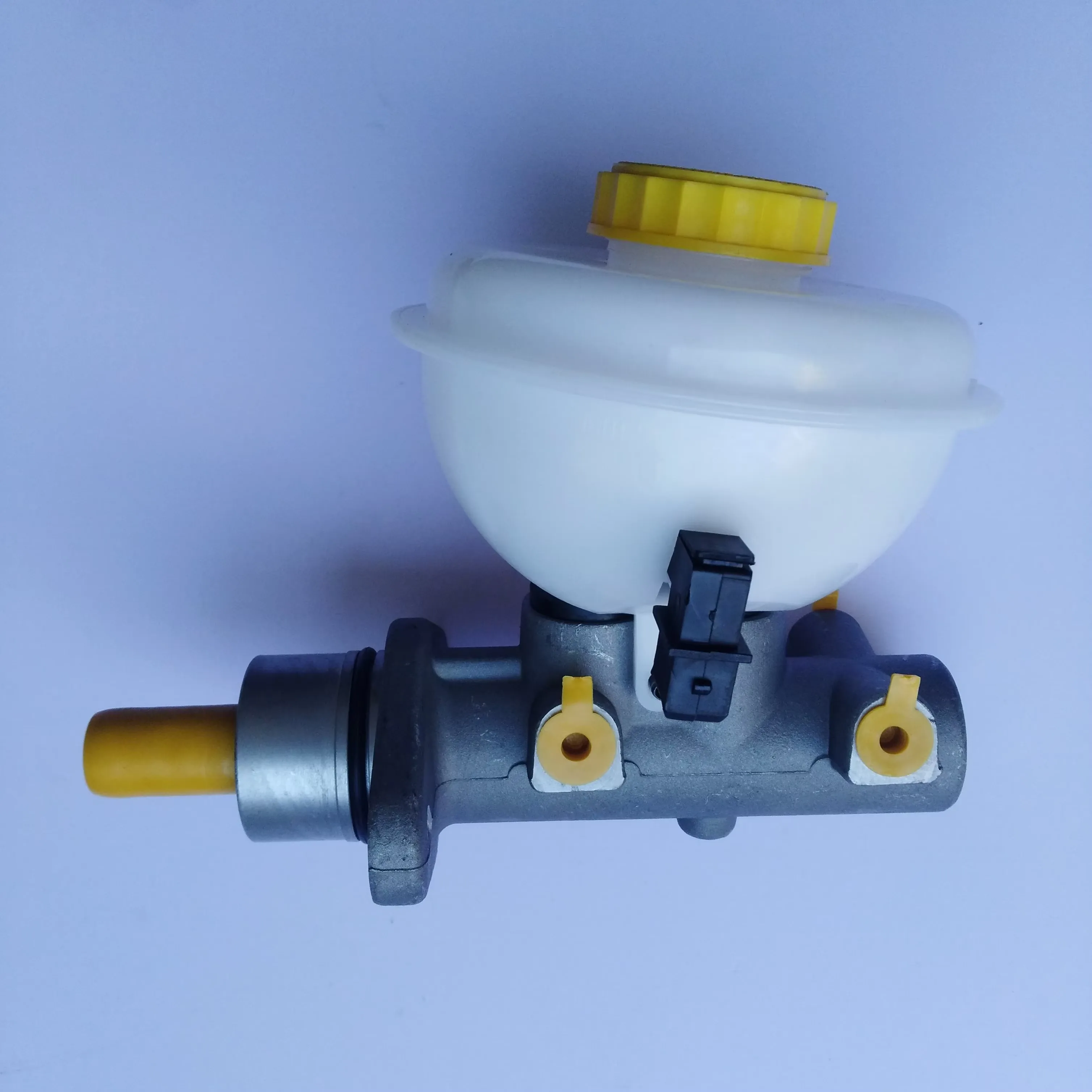 Auto Parts Brake Master Cylinder for Zhongxing Grand Tiger 4 Holes
