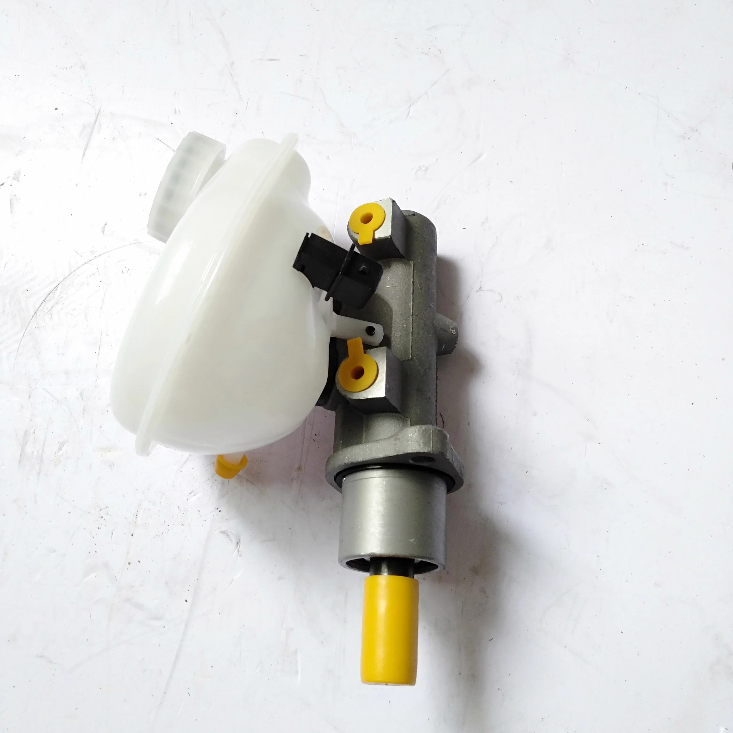 Auto Parts Master Brake Cylinder /Brake Vacuum Pump for Lifan 520