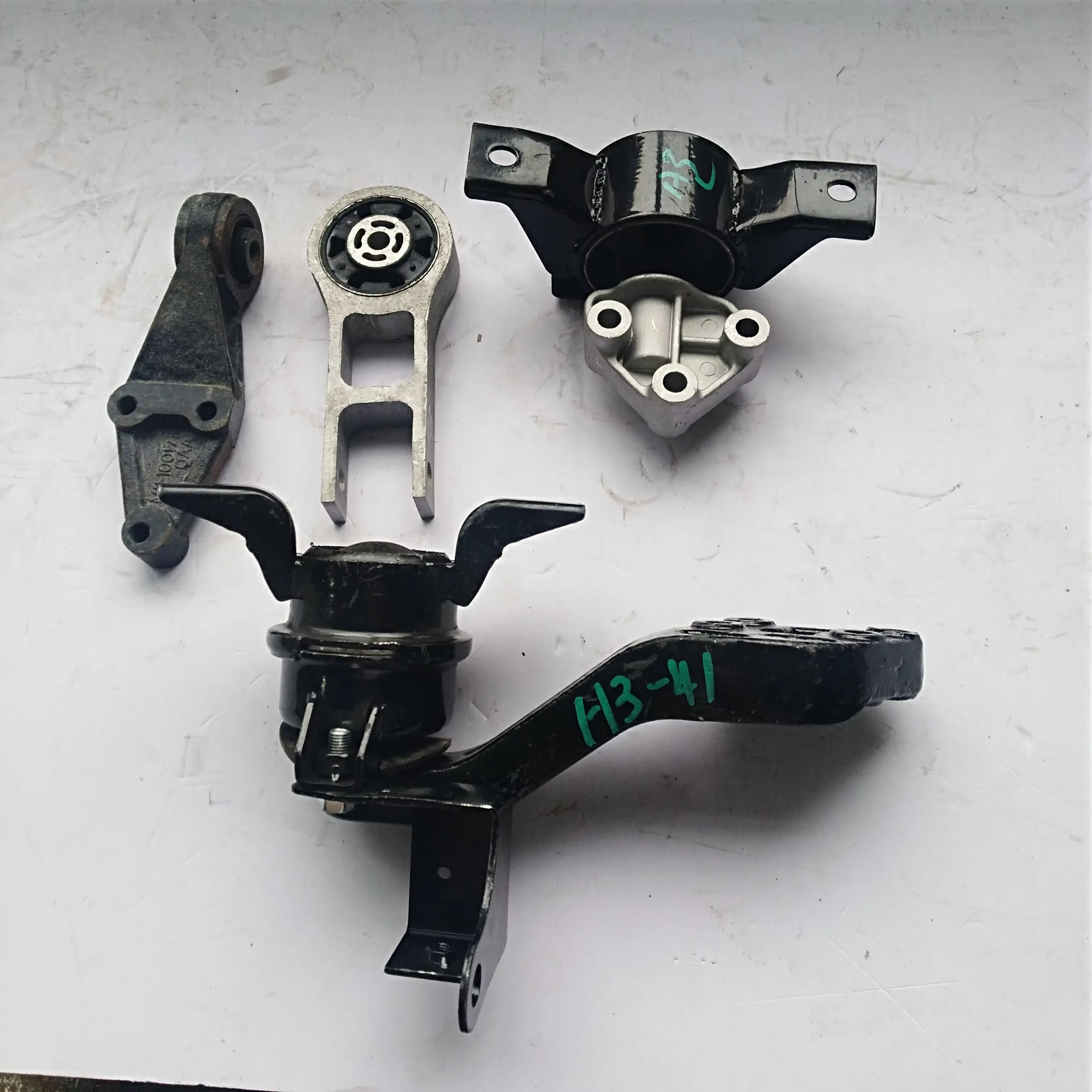 Engine Mount for Chery A3 Niche Cielo OEM M11-1001110 M11-1001310 product photo
